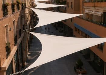 Cagliari, i cittadini sulle vele nelle vie dello shopping: “Come a Valencia e Toledo”. Ma c’è chi chiede anche più alberi e manutenzione