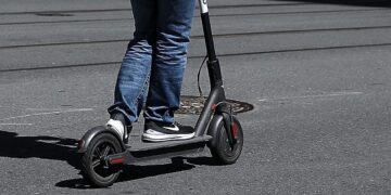 Assemini, monopattino selvaggio: un gruppo di ragazzini provoca e insulta un automobilista dopo avergli tagliato la strada