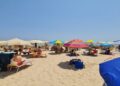 Spiaggia libera, boom del noleggio di ombrelloni e lettini: comodità o “concessioni selvagge”? Il servizio divide i bagnanti