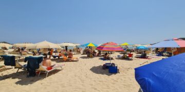 Spiaggia libera, boom del noleggio di ombrelloni e lettini: comodità o “concessioni selvagge”? Il servizio divide i bagnanti