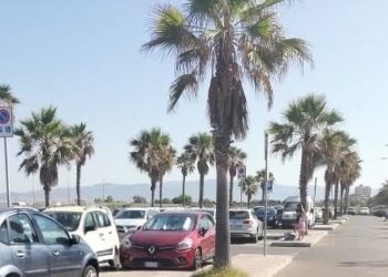 Poetto di Cagliari, ad agosto andare al mare costa anche 10 euro di parcheggio: a Quartu la giornata costa la metà