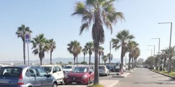 Poetto di Cagliari, ad agosto andare al mare costa anche 10 euro di parcheggio: a Quartu la giornata costa la metà