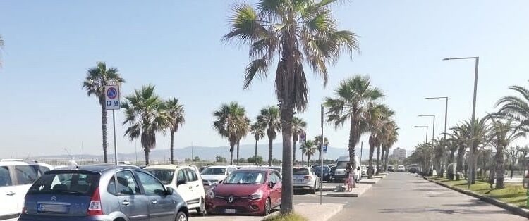 Poetto di Cagliari, ad agosto andare al mare costa anche 10 euro di parcheggio: a Quartu la giornata costa la metà