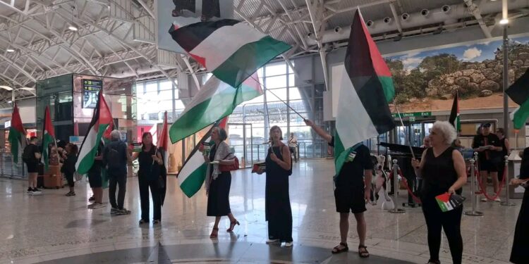 Sit-in pro Palestina all’aeroporto di Elmas, è polemica: «Nessuna discriminazione sui passeggeri»