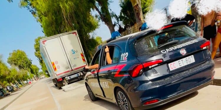 Cagliari, furto a Marina Piccola durante il bagno: inseguimento e arresto, “Siamo costretti a fare il bagno a turno”