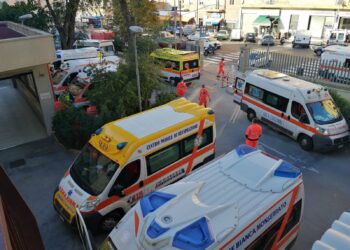 Santissima Trinità, ambulanze bloccate per ore: “Costretti al caldo, in piedi e ammassati. Siamo stanchi ed esasperati”