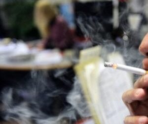 Cagliari, fumo passivo ai tavolini dei locali: “Basta, il sindaco imponga divieti come in spiaggia”