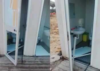Ennesimo atto vandalico a Quartu, distrutte le porte dei bagni pubblici al Poetto