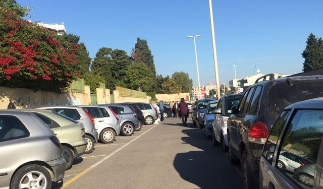 Cagliari, venditori nei piazzali degli ospedali rincorrono visitatori e pazienti: “Basta, sono luoghi di dolore”