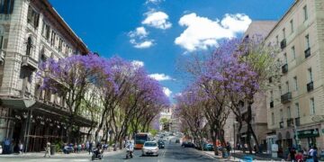 Cagliari, rissa nel centro storico: sfiorata una donna da una lattina lanciata da un uomo contro l’avversario