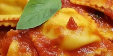 La cultura nel piatto, ravioli fatti in casa con ricotta e spinaci al sugo