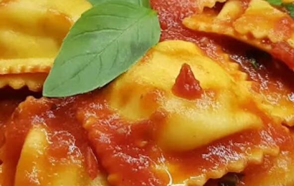 La cultura nel piatto, ravioli fatti in casa con ricotta e spinaci al sugo