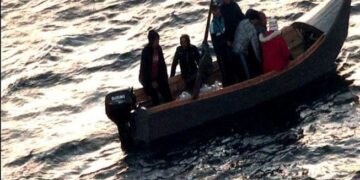 Bagnante travolta a Chia da un barchino di migranti, Lega: “Fatto gravissimo, contro l’immigrazione clandestina servono coraggio e determinazione”