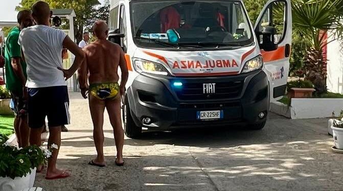 Panico al Poetto, giovane turista francese col pedalò rischia di annegare: salvato da tre vigili del fuoco  eroi