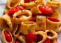 La cultura nel piatto, calamarata con calamari e pomodorini