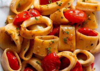 La cultura nel piatto, calamarata con calamari e pomodorini