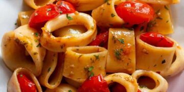 La cultura nel piatto, calamarata con calamari e pomodorini