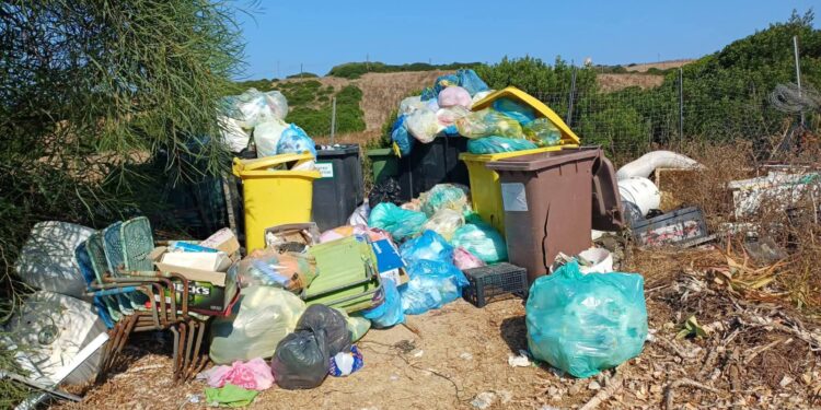 Una discarica a cielo aperto lungo la costa di Arbus, degrado e rischi per la salute di residenti e turisti