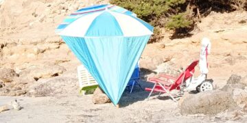 Ombrelloni segna posto anche nella spiaggia dei Francesi: fioccano le segnalazioni nella settimana di Ferragosto