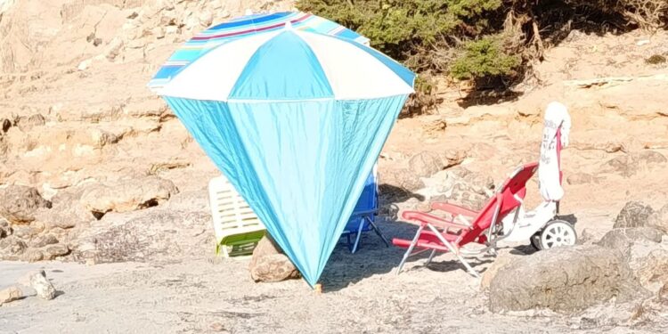 Ombrelloni segna posto anche nella spiaggia dei Francesi: fioccano le segnalazioni nella settimana di Ferragosto