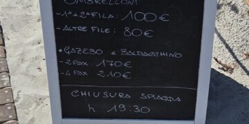 Prezzi stellari per un posto sotto l’ombrellone in Sardegna: anche 100 euro per aggiudicarsi la prima e la seconda fila