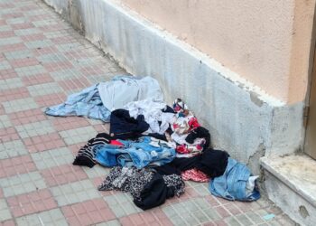 Cagliari, di fronte alla parrocchia di Sant’Avendrace cumuli di roba usata abbandonati a terra