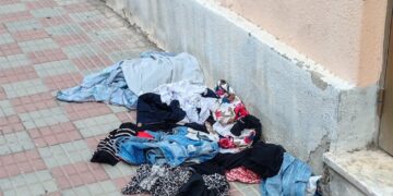 Cagliari, di fronte alla parrocchia di Sant’Avendrace cumuli di roba usata abbandonati a terra