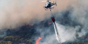 Muravera, il territorio divorato dalle fiamme, evacuate diverse abitazioni, la rabbia della sindaca Francesca Mattana