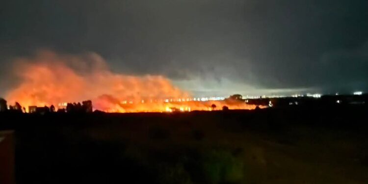 Notte di fuoco a Capoterra: due inneschi consecutivi, fiamme a poca distanza dalle abitazioni