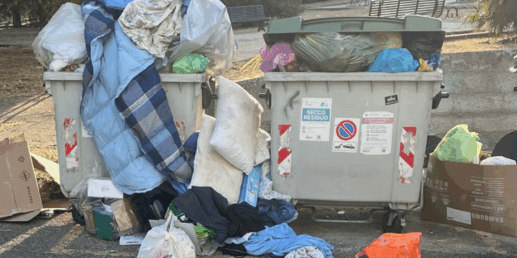 Sassari, sommerge di rifiuti i cassonetti: multa di 1000 euro e ritiro del libretto per 30 giorni