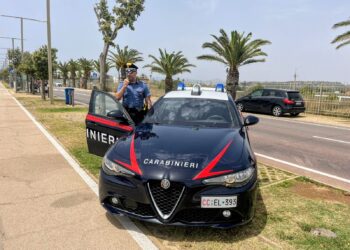 Tentato furto al Poetto: due Carabinieri fuori servizio bloccano un 26enne mentre ruba uno zaino