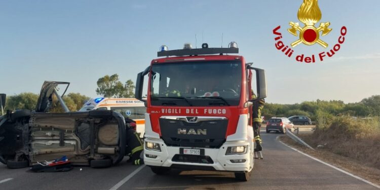 San Vero Milis, auto si scontra sulla Sp11 e si ribalta su un fianco: una donna in ospedale