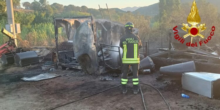 Olbia, fiamme in un deposito attrezzi: paura per la presenza di bombole e olio