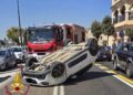 Olbia, colpisce un’auto parcheggiata e si ribalta: ferita una donna
