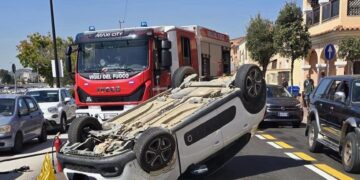Olbia, colpisce un’auto parcheggiata e si ribalta: ferita una donna