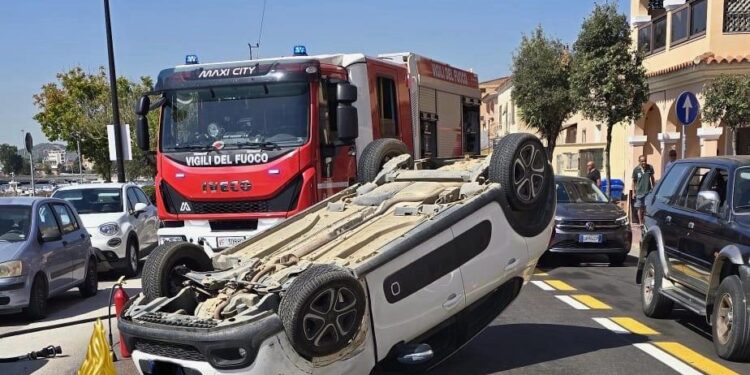 Olbia, colpisce un’auto parcheggiata e si ribalta: ferita una donna