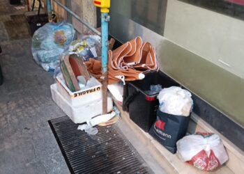 Cagliari, il Corso Vittorio Emanuele tra rifiuti abbandonati e ombrelloni da spiaggia in bella vista