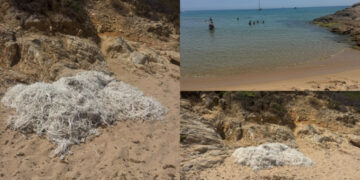 Chia, una rete da pesca abbandonata da un mese sulla spiaggia di Monte Cogoni: “Attira vespe, non siamo riusciti a rimuoverla”