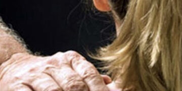 Cagliari, minorenne palpeggiata sul bus e molestata da due uomini stranieri: bloccati dalle forze dell’ordine
