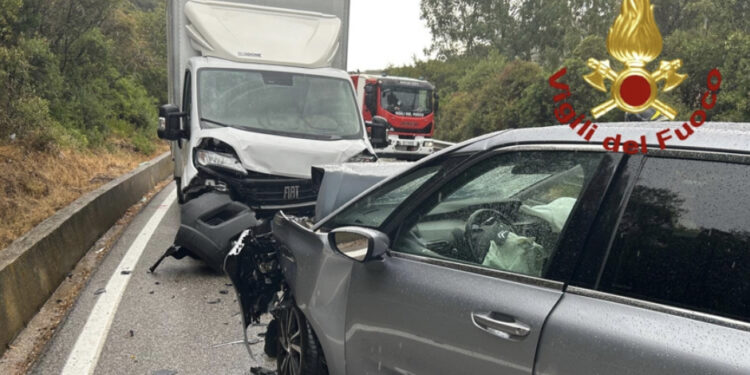 Olbia, scontro auto- furgone lungo la 125: dichiarata la morte cerebrale per una 49enne