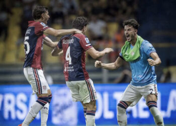 Parma-Cagliari 0-1, un eurogol di Romano fa volare i rossoblu’: ci siamo anche noi!