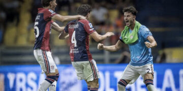 Parma-Cagliari 0-1, un eurogol di Romano fa volare i rossoblu’: ci siamo anche noi!