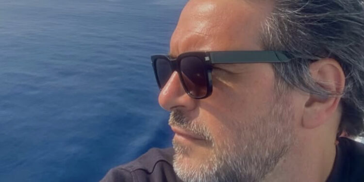 Si tuffa in mare per salvare  i figli e altri due ragazzi: muore a 48 anni il designer Paolo Allasia