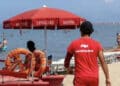 Tragedia in spiaggia:  bagnino soccorre un uomo in difficoltà ma muoiono entrambi