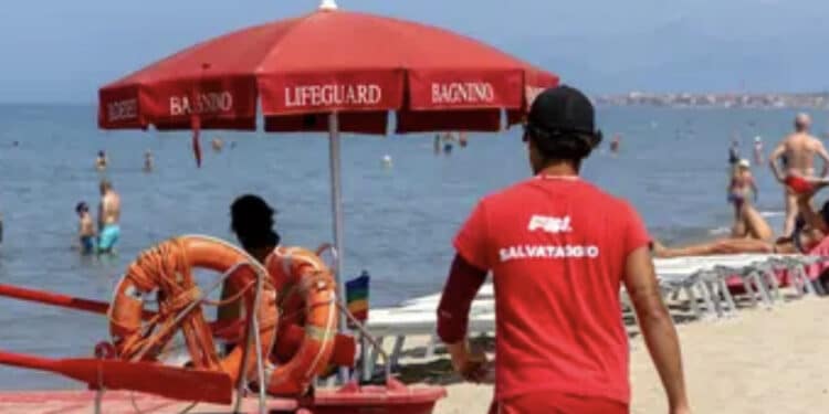 Tragedia in spiaggia: bagnino soccorre un uomo in difficoltà ma muoiono entrambi