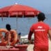 Tragedia in spiaggia:  bagnino soccorre un uomo in difficoltà ma muoiono entrambi