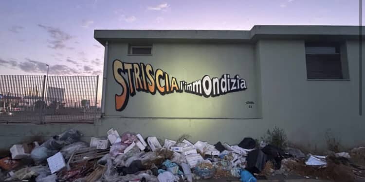 Cagliari, il nuovo murale satirico “Striscia l’immondizia” di Manu Invisible: “L’angolo con lo scorcio meno romantico della città”