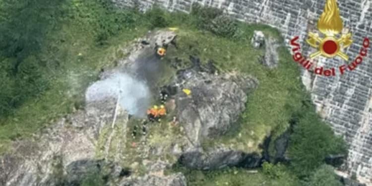 Ultraleggero urta dei cavi elettrici, prende fuoco e cade: morti il pilota e la cognata
