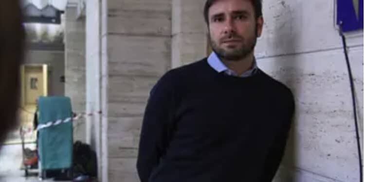 Alessandro Di Battista risponde sui social dopo il malore a Cuba: “Ce la metterò tutta per tornare presto”