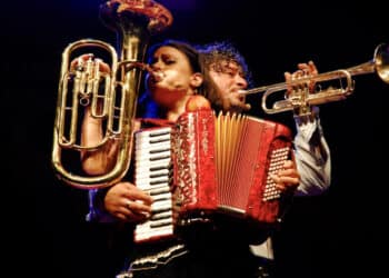 Teatro, musica e poesia, tra le magia del Nouveau Cirque e un omaggio a Dario Fo per Carmine 2026